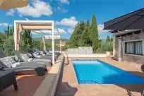 Holiday rentals in Refugi de les aguiles