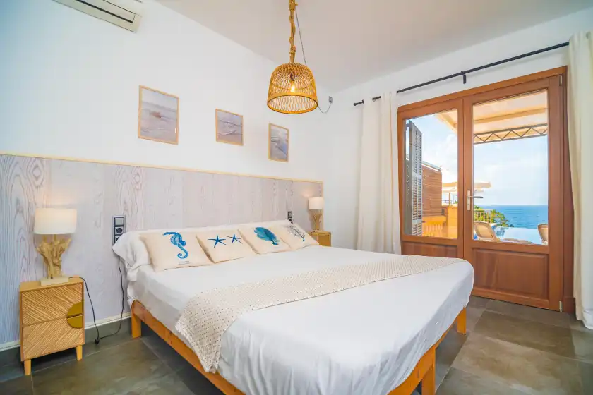Holiday rentals in Ses penyes rotges, (antes sa penya trencada), Portopetro