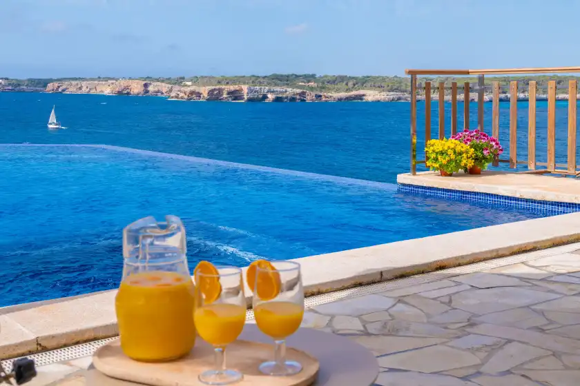 Holiday rentals in Ses penyes rotges, (antes sa penya trencada), Portopetro