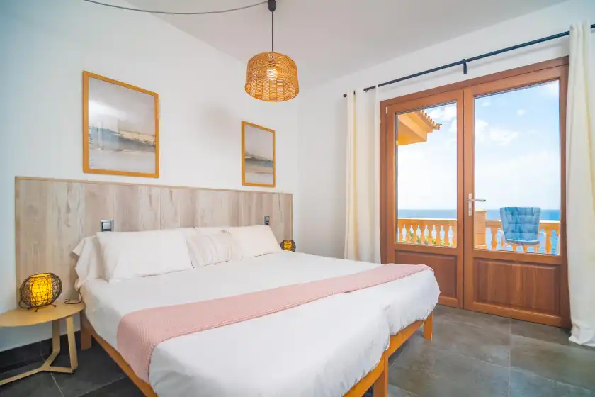 Holiday rentals in Ses penyes rotges, (antes sa penya trencada), Portopetro