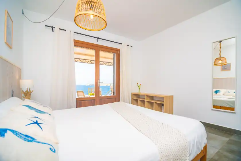 Holiday rentals in Ses penyes rotges, (antes sa penya trencada), Portopetro