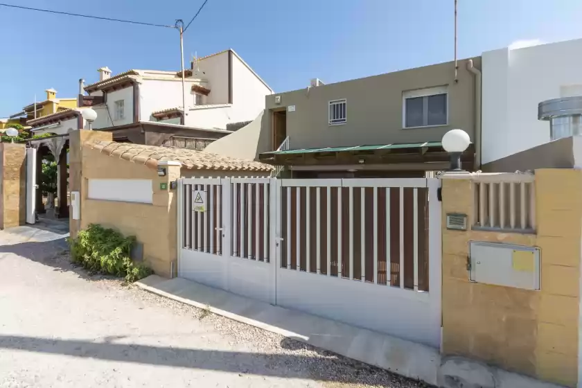 Holiday rentals in Anna