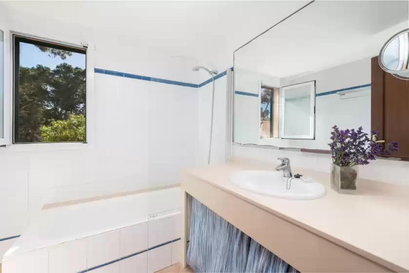 Holiday rentals in Burgit, es Cap des Moro