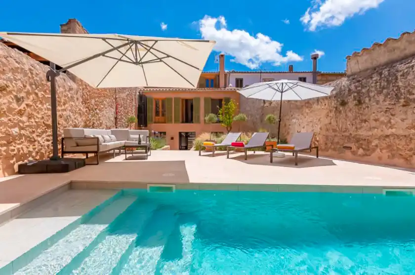 Holiday rentals in Can serp