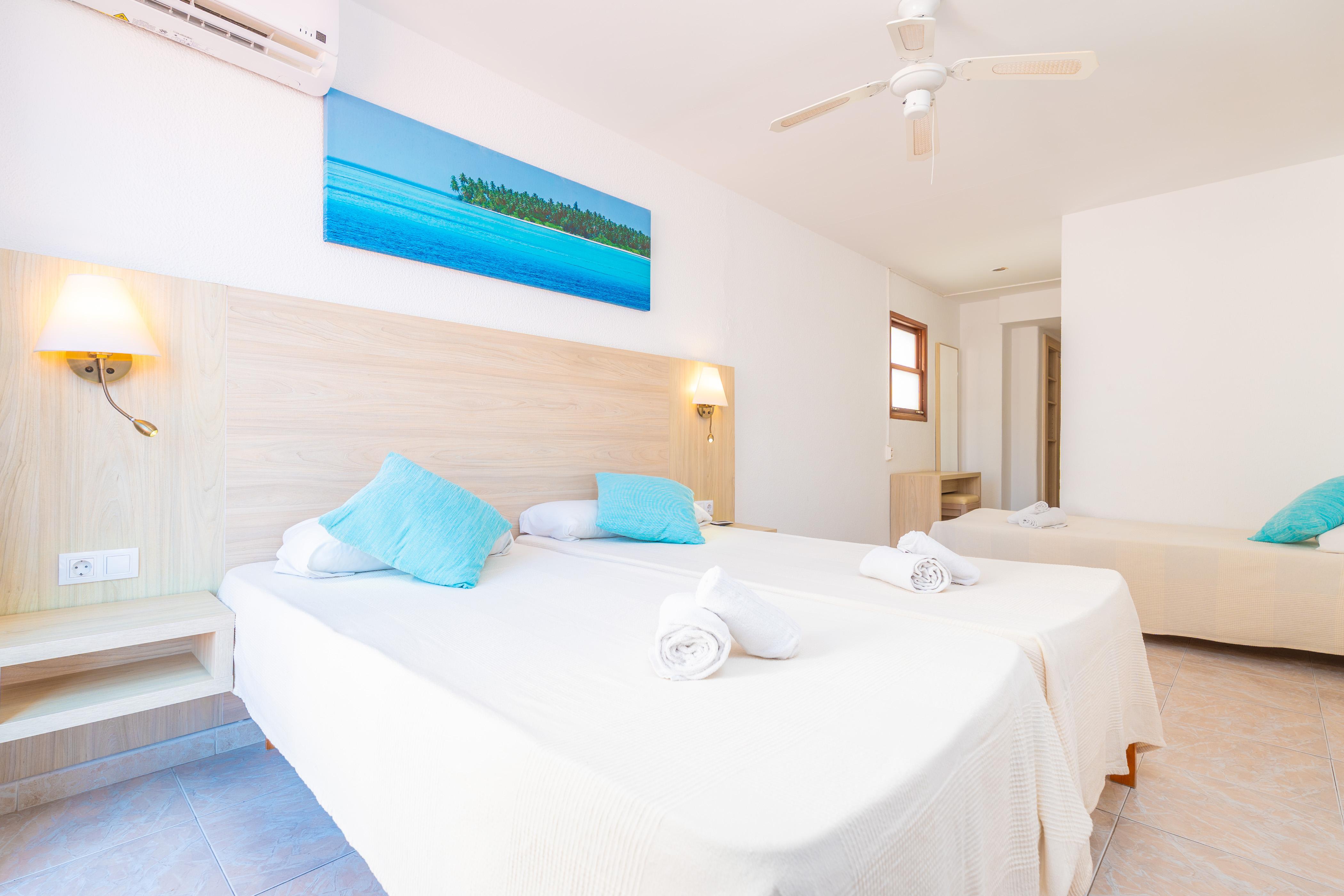 Kitchen facilities at Hotel Antares Hab. Familiar in Spain