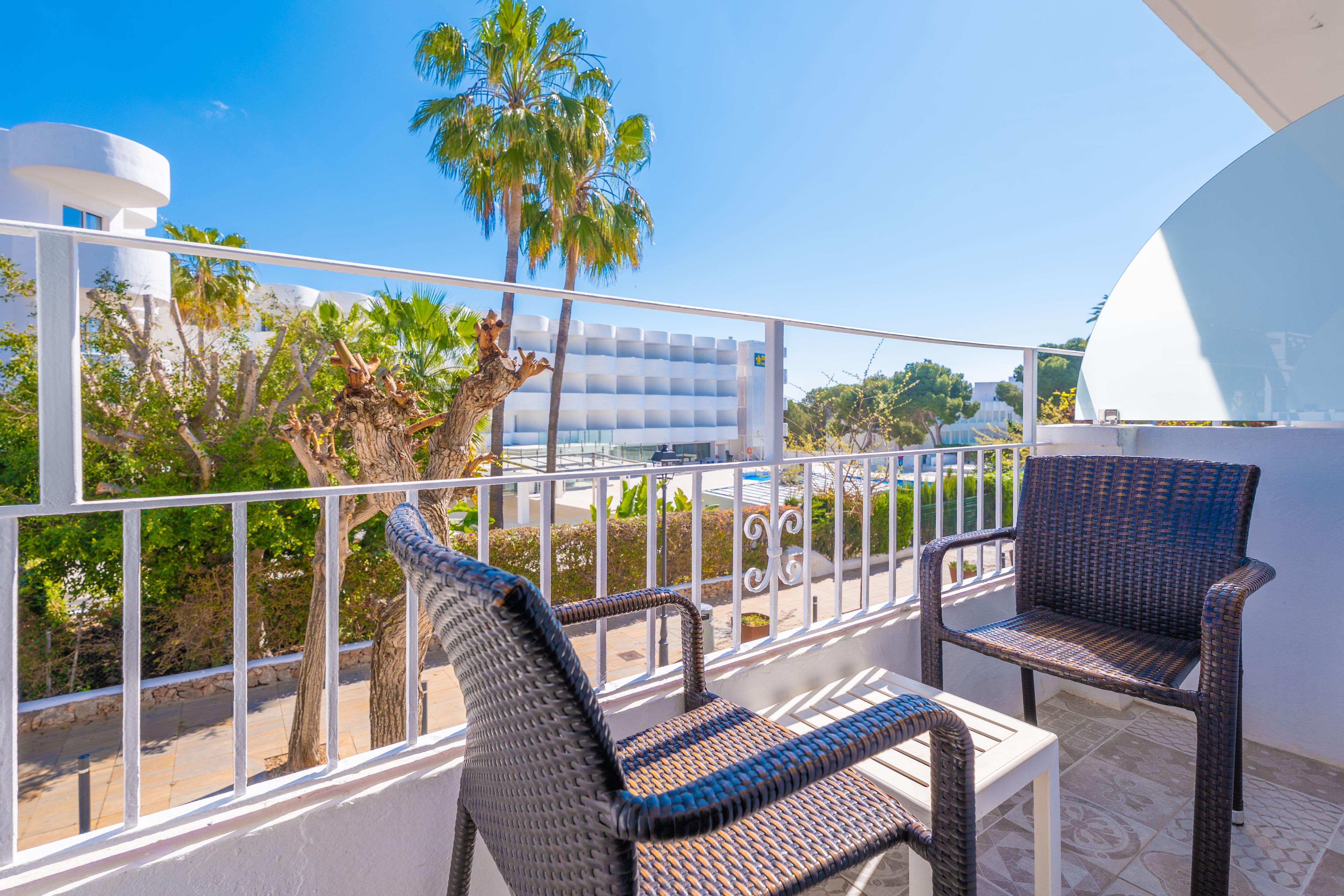 Outdoor terrace and garden at Hotel Antares Hab. Individual in Spain