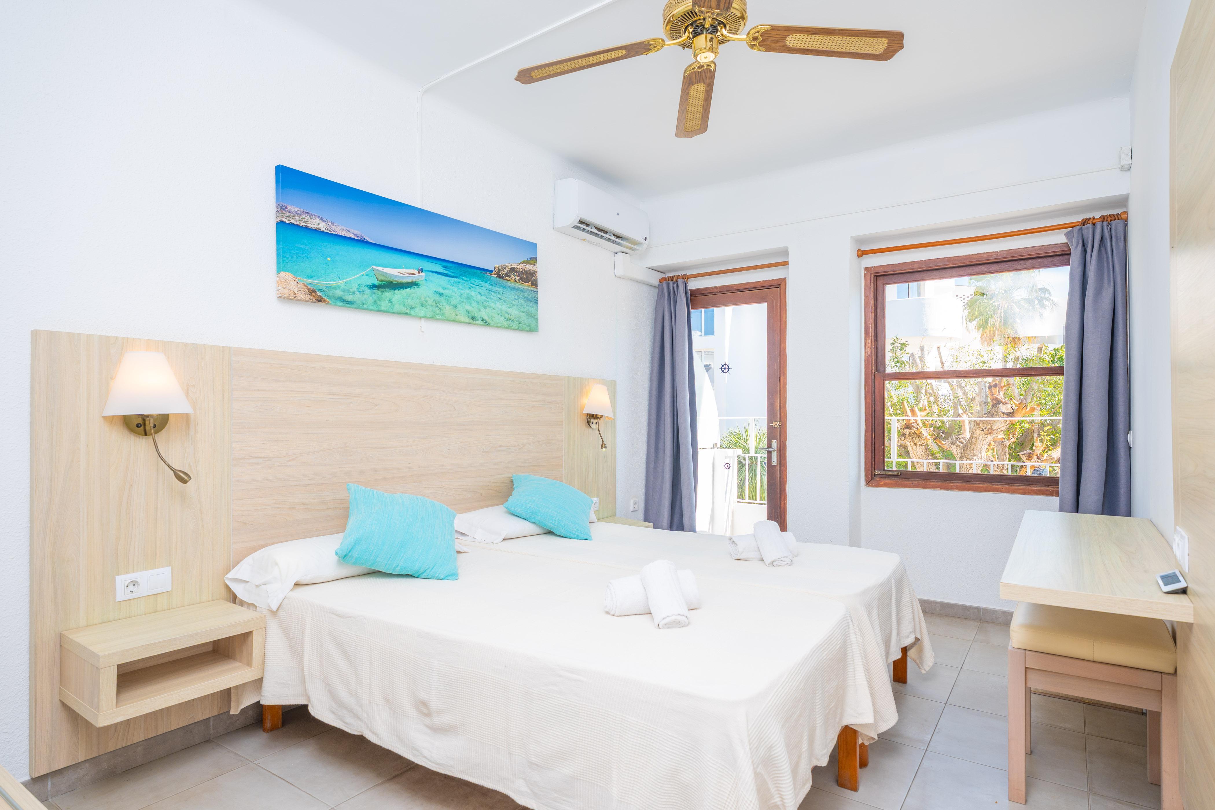 Bedroom accommodation at Hotel Antares Hab. Individual in Spain