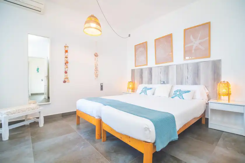 Holiday rentals in Ses penyes rotges, (antes sa penya trencada), Portopetro