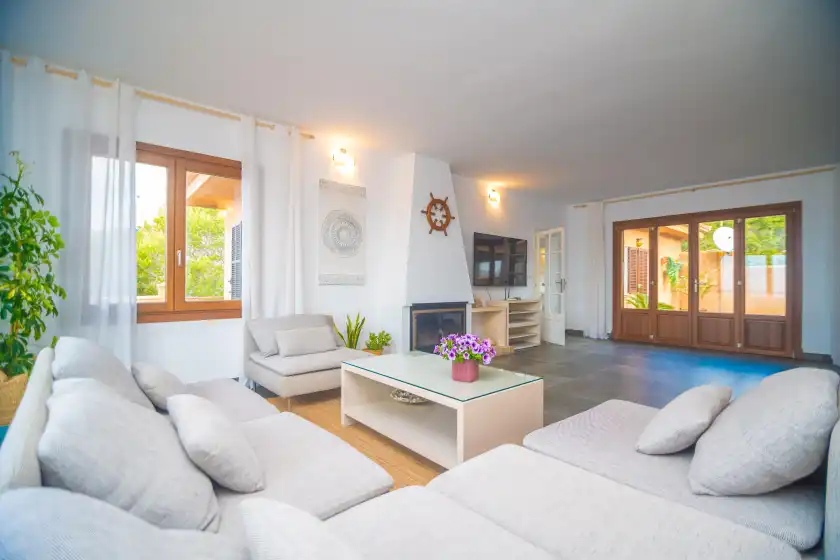 Holiday rentals in Ses penyes rotges, (antes sa penya trencada), Portopetro