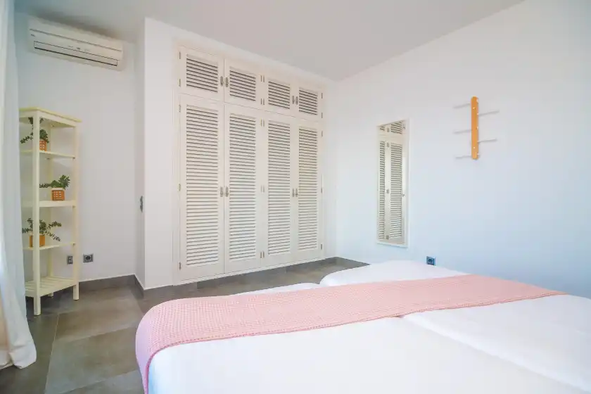 Holiday rentals in Ses penyes rotges, (antes sa penya trencada), Portopetro