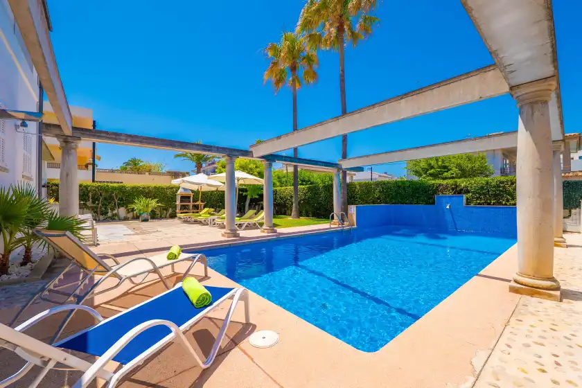 Holiday rentals in Estrel